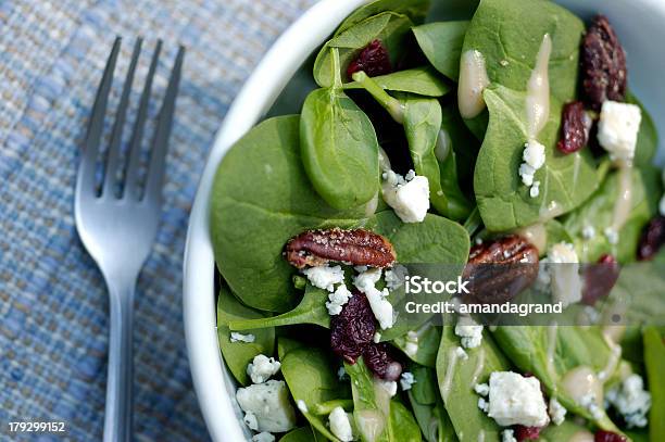 Gourmetspinatsalat Stockfoto und mehr Bilder von Salat - Speisen - Salat - Speisen, Spinat, Blauschimmelkäse