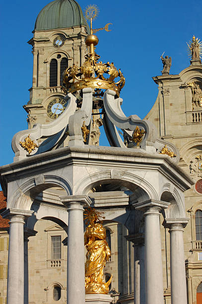Pabellón Baroque con corona de oro - foto de stock