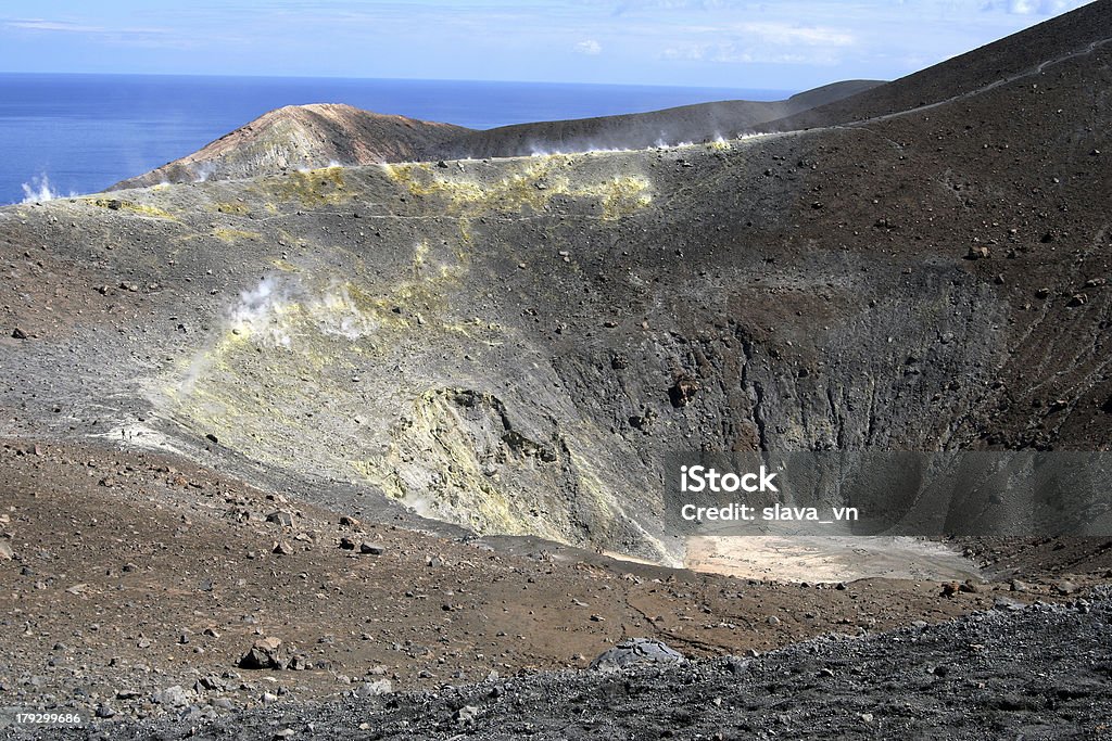 Vulcano in Isole Eolie in estate - Foto stock royalty-free di Escursionismo