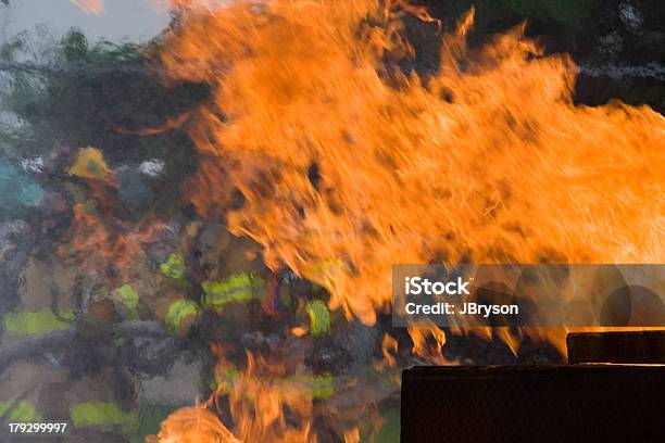 Fighting Die Glut Stockfoto und mehr Bilder von Müllcontainer - Müllcontainer, Flammenmeer, Feuer