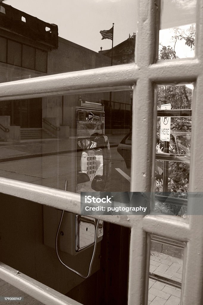 Guardando all'interno di una cabina telefonica - Foto stock royalty-free di Ascoltare
