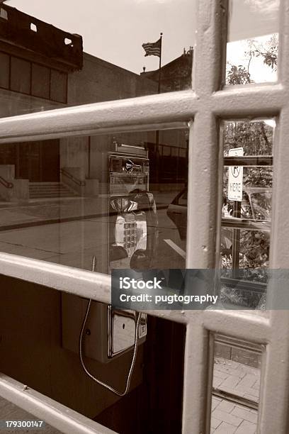 Guardando Allinterno Di Una Cabina Telefonica - Fotografie stock e altre immagini di Ascoltare - Ascoltare, Bianco, Bianco e nero