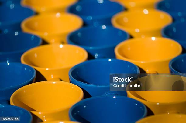 Kaffee Tassen Auf Einem Tisch Stockfoto und mehr Bilder von Bildhintergrund - Bildhintergrund, Bildkomposition und Technik, Blau