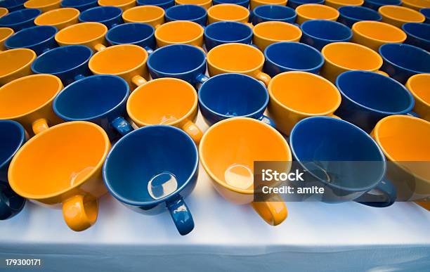 Tazze Di Caffè Su Un Tavolo - Fotografie stock e altre immagini di Arancione - Arancione, Arti e mestieri, Artigianato