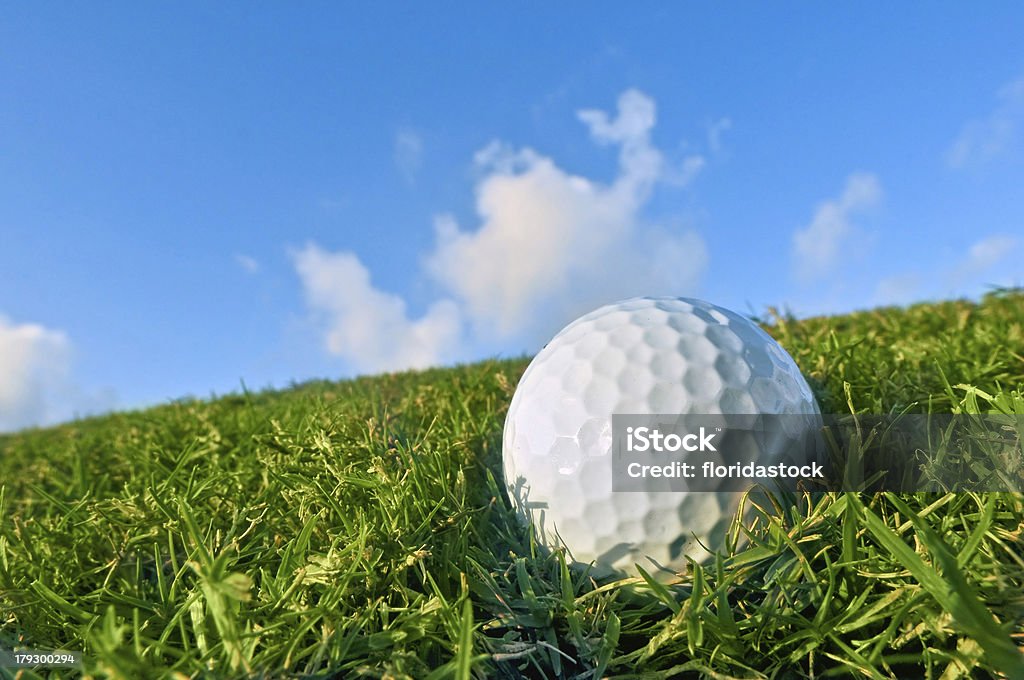 Golfball auf dem fairway bunker mit blauer Himmel Hintergrund - Lizenzfrei Florida - USA Stock-Foto