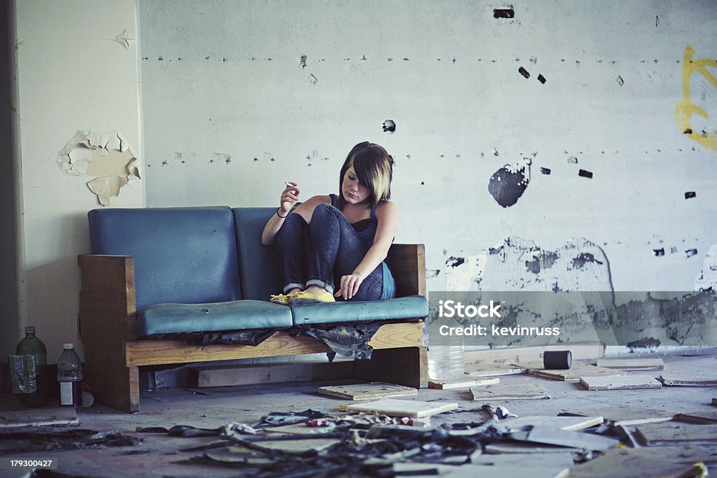 Teen Brunette Menina no banco azul em abandonado louco de asilo - Royalty-free Abandonado Foto de stock