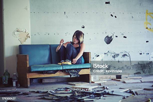 Teen Brunette Menina No Banco Azul Em Abandonado Louco De Asilo - Fotografias de stock e mais imagens de Abandonado