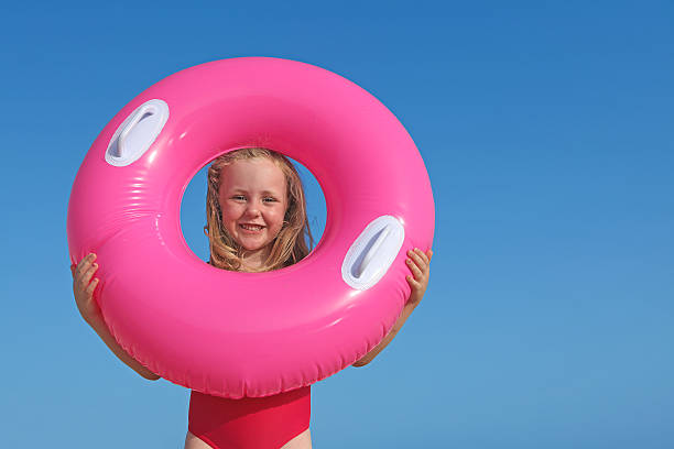 criança feliz férias - swimming tube inflatable circle imagens e fotografias de stock