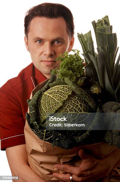 Uomo Con Verdure - Fotografie stock e altre immagini di Adulto - Adulto, Adulto di mezza età, Alimentazione sana