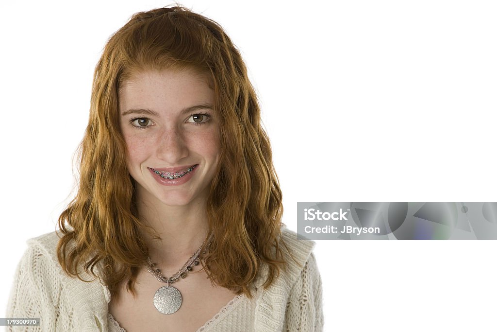 Adolescente Chica pelirroja con aparatos de ortodoncia - Foto de stock de Banda correctora libre de derechos