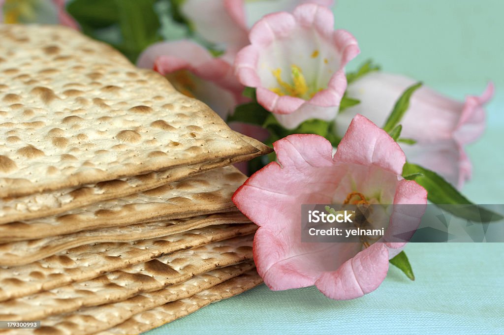 matso pan con flores - Foto de stock de Pascua Judía libre de derechos