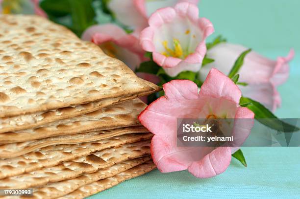 Matso Pan Con Flores Foto de stock y más banco de imágenes de Pascua Judía - Pascua Judía, Abstracto, Al horno