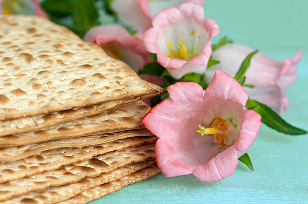 matso pane con fiori - passover seder judaism afikoman foto e immagini stock