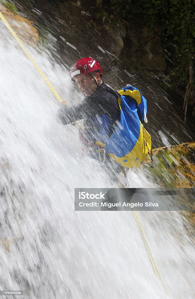 Adverturer rapel absteigender Wasserfall - Lizenzfrei Abenteuer Stock-Foto