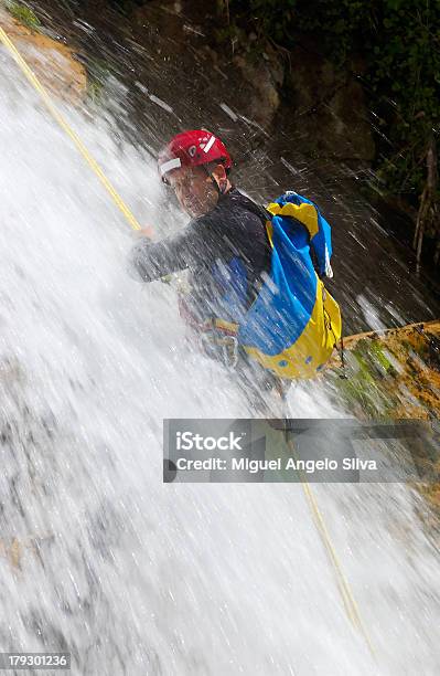 Adverturer Rapel Absteigender Wasserfall Stockfoto und mehr Bilder von Abenteuer - Abenteuer, Abgeschiedenheit, Abseilen