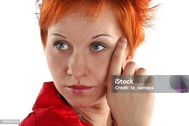 Jovem Mulher De Negócios De Pêlo Vermelho Isolado Em Fundo Branco - Fotografias de stock e mais imagens de Adulto