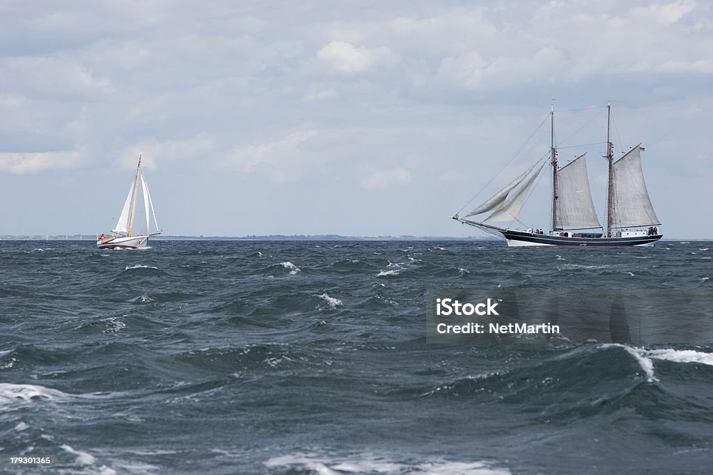 Le nouveau comme l'ancien Navire à voiles - Photo de Deux objets libre de droits