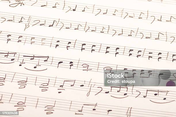 Puntaje De Música Por Escrito A Mano Foto de stock y más banco de imágenes de Escritura a mano - Texto - Escritura a mano - Texto, Hoja de Partitura, Amarillo - Color