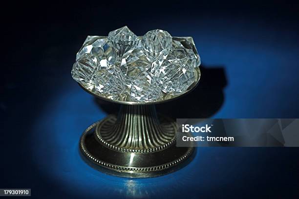 Tablett Mit Diamanten Auf Blau Stockfoto und mehr Bilder von Bildhintergrund - Bildhintergrund, Blau, Diamant