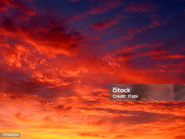 Wolkengebilde Of Fire Stockfoto und mehr Bilder von Bedeckter Himmel - Bedeckter Himmel, Bildhintergrund, Bunt - Farbton