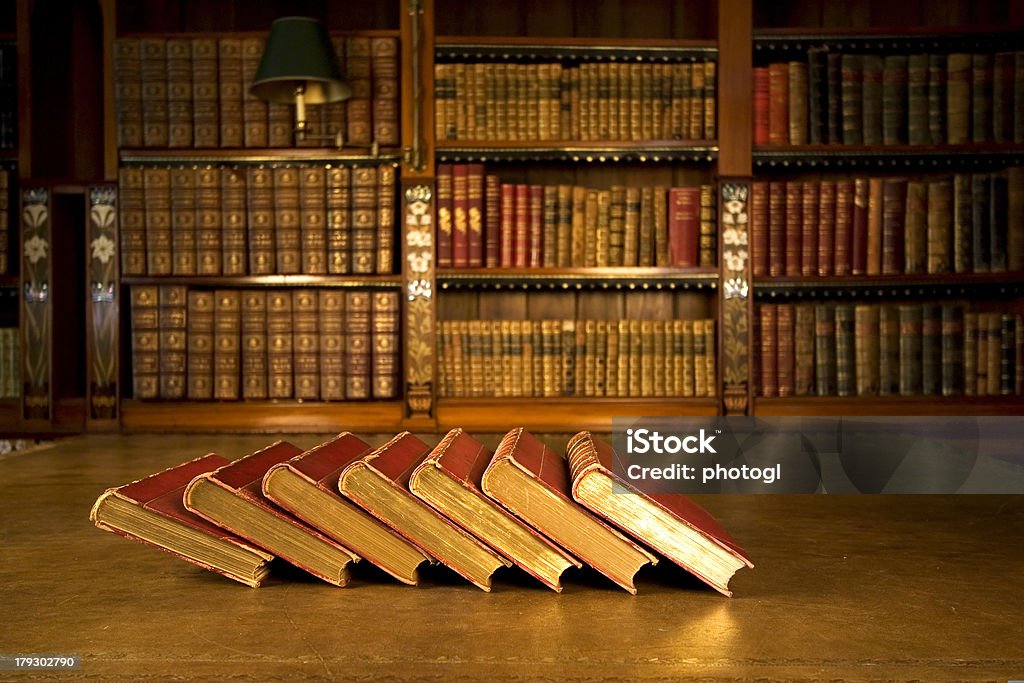 Классические старые книги в библиотеке - Стоковые фото Антиквариат роялти-фри