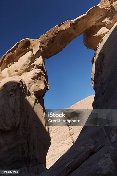 Foto de Wadi Rum e mais fotos de stock de Ajardinado - Ajardinado, Areia, Azul