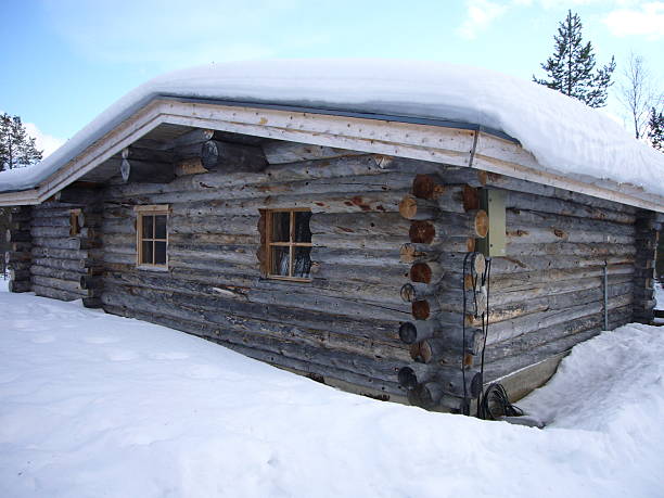 chalé de madeira - cabin snow finland lapland imagens e fotografias de stock