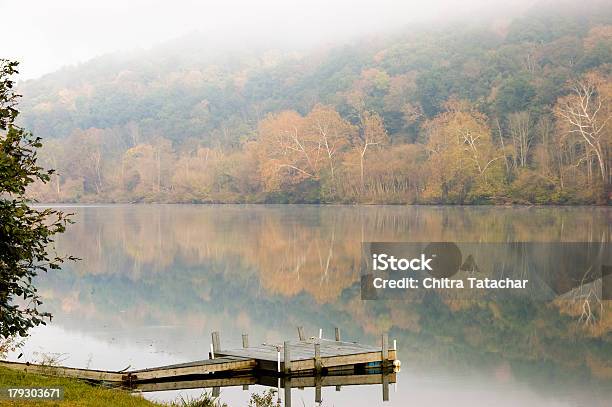 Осенняя Листва Отражений На Misty Morning — стоковые фотографии и другие картинки Западная Виргиния - штат США - Западная Виргиния - штат США, Озеро, Painterly Effect