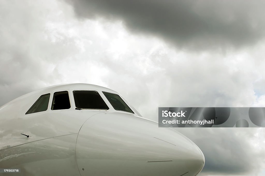 Blanc et le Ciel orageux de pilotage d'avion - Photo de Affaires libre de droits