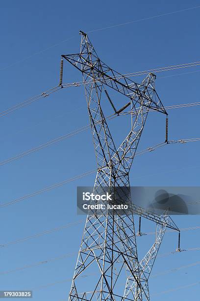 Torre Di Distribuzione Di Energia - Fotografie stock e altre immagini di Alta tensione - Alta tensione, Amperaggio, Cavo - Componente elettrico
