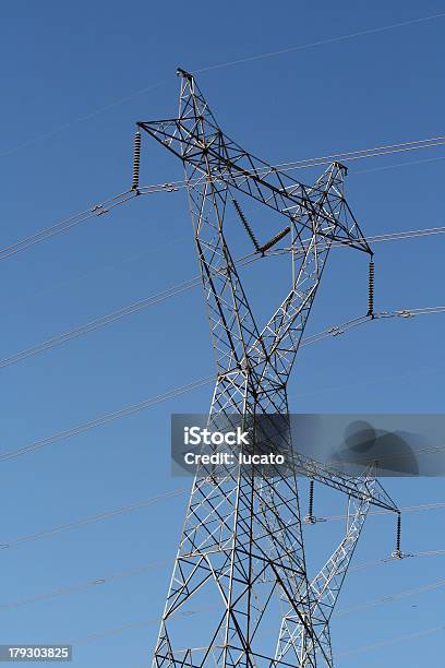 Torre De Distribuição De Energia - Fotografias de stock e mais imagens de Alta Voltagem - Alta Voltagem, Ampere, Cabo