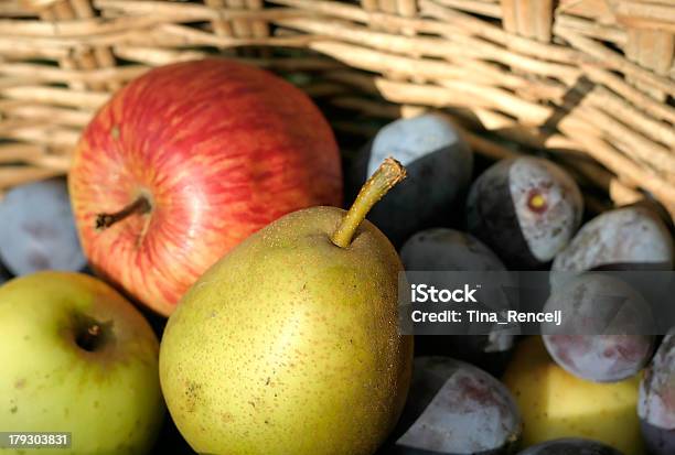 Foto de Cesta De Frutas e mais fotos de stock de Agricultura - Agricultura, Alimentação Saudável, Amarelo