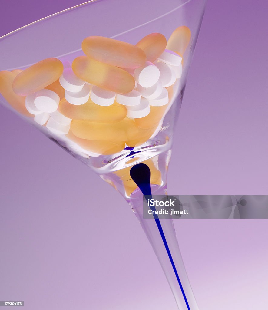 Inclinar taça de martíni com pílulas - Foto de stock de Analgésico royalty-free