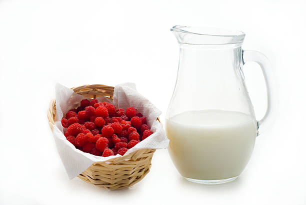 framboesa e jarro com milk.малина и кувшин с молоком - кувшин imagens e fotografias de stock
