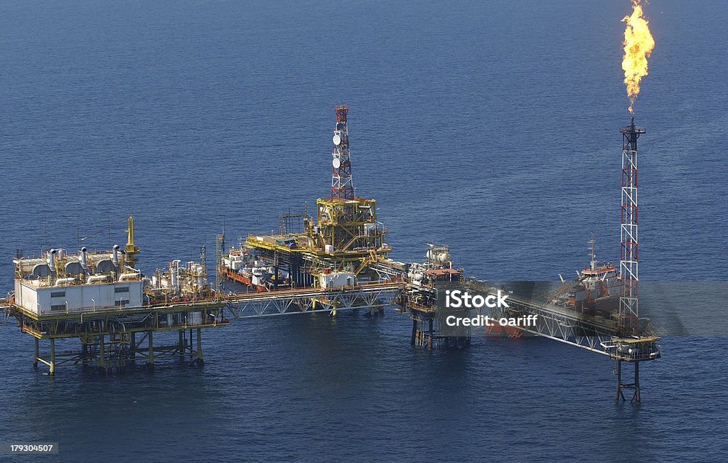 In cerca di olio - Foto stock royalty-free di Piattaforma offshore