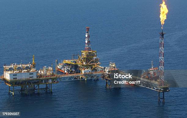 In Cerca Di Olio - Fotografie stock e altre immagini di Piattaforma offshore - Piattaforma offshore, Mare, Fiamma