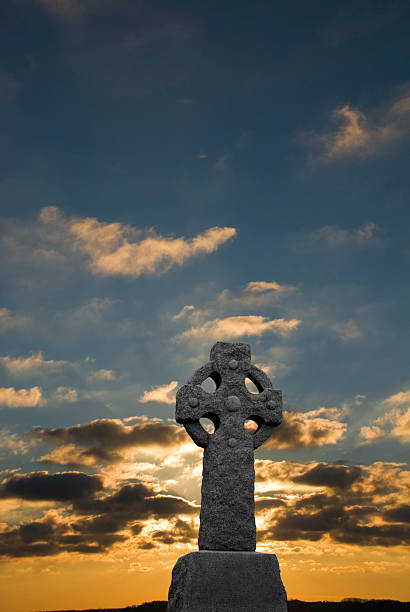 wschód słońca na krzyż celtycki - celtic cross marshall applewhite hope christianity zdjęcia i obrazy z banku zdjęć