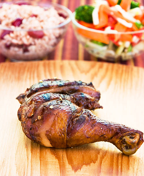 jerk-chicken mit gemüse - fine dining caribbean food non vegetarian food stock-fotos und bilder