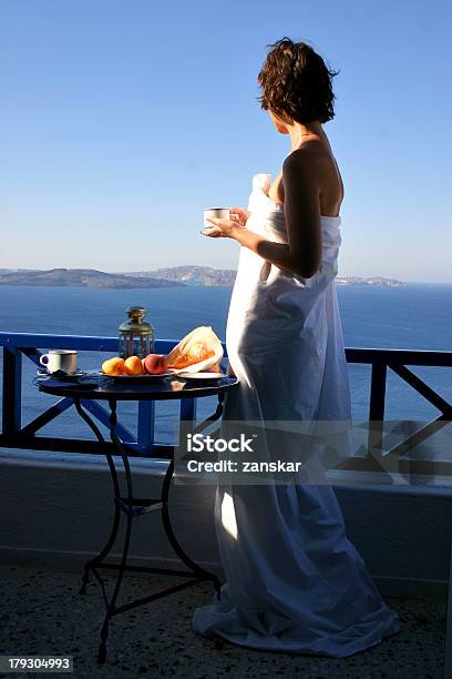 Photo libre de droit de Bonjour  banque d'images et plus d'images libres de droit de Adulte - Adulte, Balcon, Beauté