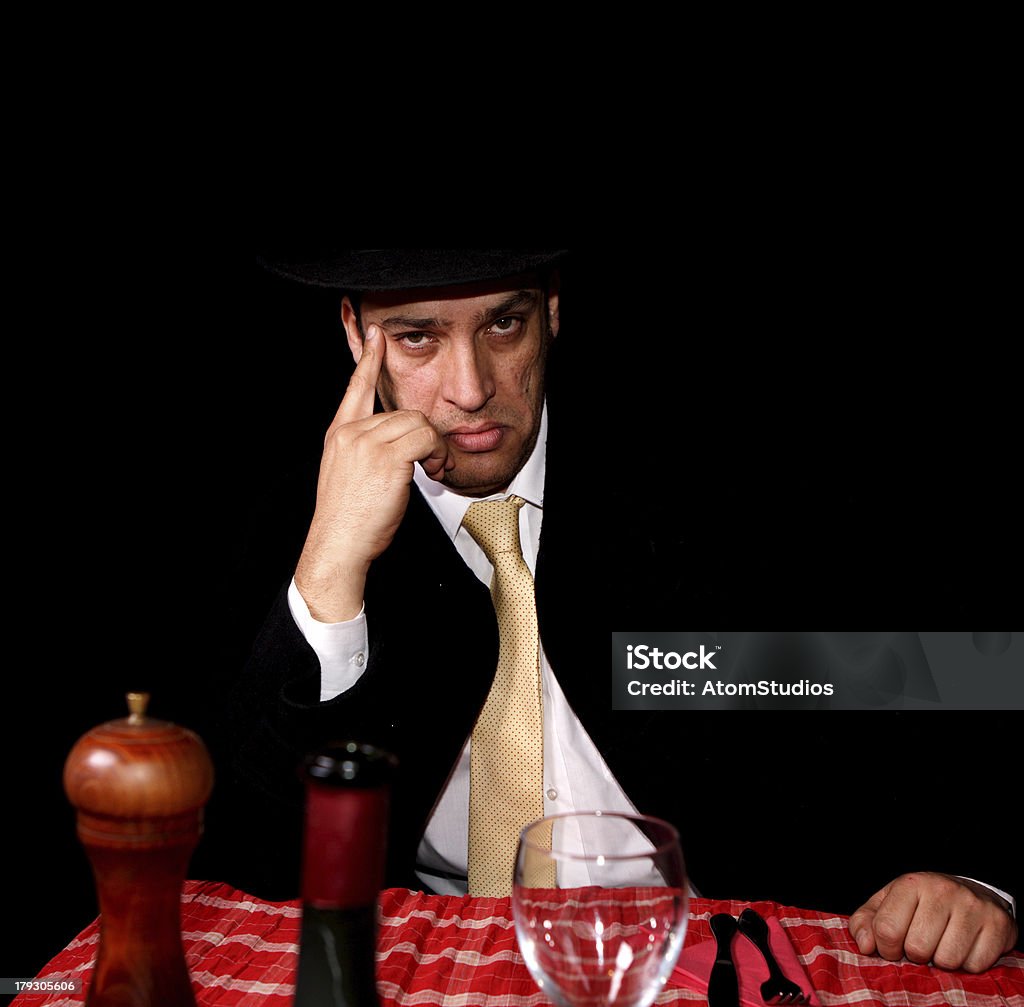 mafia hombre espera para el almuerzo - Foto de stock de Hombres libre de derechos