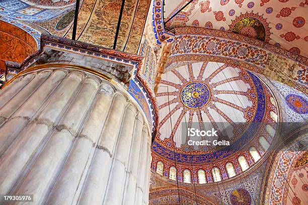 Foto de Dentro Dos Muçulmanos A Mesquita Azul Em Istambul Turquia e mais fotos de stock de Istambul