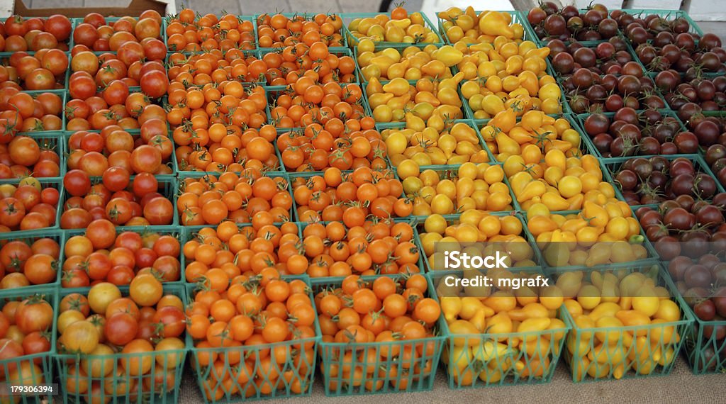 Mini-Größe Tomaten auf die Farmer's Market - Lizenzfrei Strauchtomate Stock-Foto