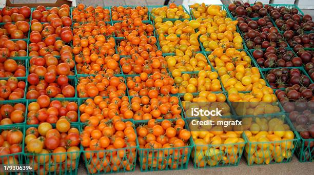 Minitamanho Tomates No Mercado De Produtos Agrícolas - Fotografias de stock e mais imagens de Tomate Laranja