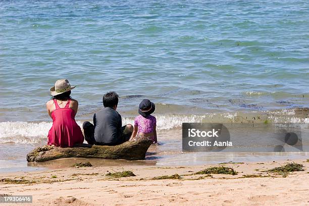 Familia En La Playa Foto de stock y más banco de imágenes de Acuerdo - Acuerdo, Aire libre, Arena