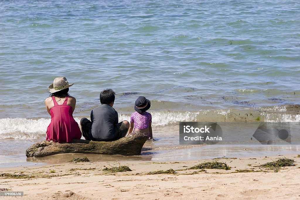 Rodzina na plaży - Zbiór zdjęć royalty-free (Czekać)