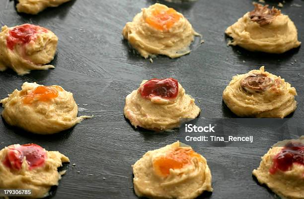 Biscotti Fatti In Casa - Fotografie stock e altre immagini di Accendere (col fuoco) - Accendere (col fuoco), Adulto, Biscotto secco