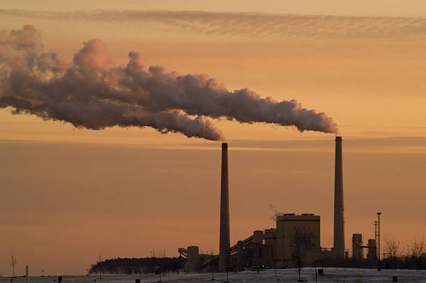 угольная электростанция озера мичиган - climate change coal power station стоковые фото и изображения