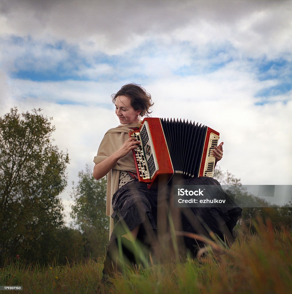 Garota tocando Acordeão - Foto de stock de Acordeão - Instrumento royalty-free