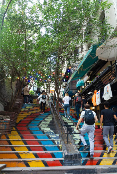 passos coloridos.com pedestres, - staircase steps istanbul turkey - fotografias e filmes do acervo