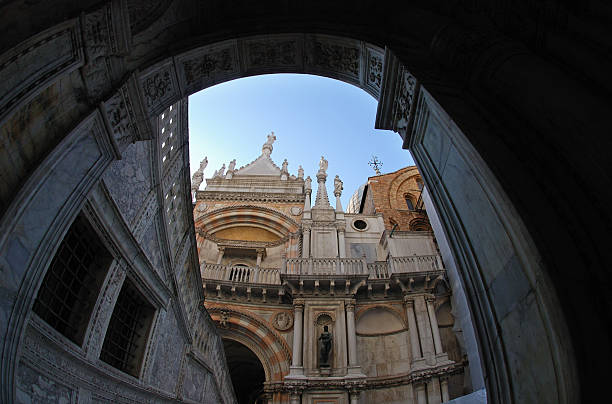palacio ducal en venecia - doges palace palazzo ducale staircase steps fotografías e imágenes de stock